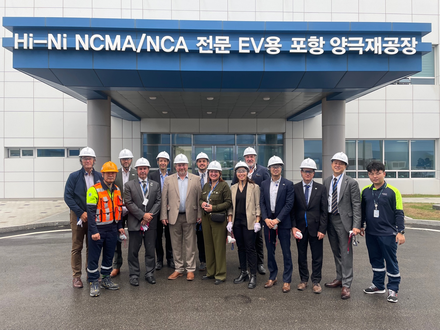 캐나다 퀘벡주 에너지전환 대표단이 8일 포스코퓨처엠 포항 양극재 공장을 찾았다. (사진 앞줄 왼쪽 첫번째부터) 신양수 포스코퓨처엠 포항양극소재실 그룹장,    미셸 앙제르(Mr. Michel Anger) 샤위니간시장,  장 라마르슈(Mr. Jean Lamarche) 트루아리비에르시장, 루시 알라흐 Mme. Lucie Allard) 베껑꾸흐시장