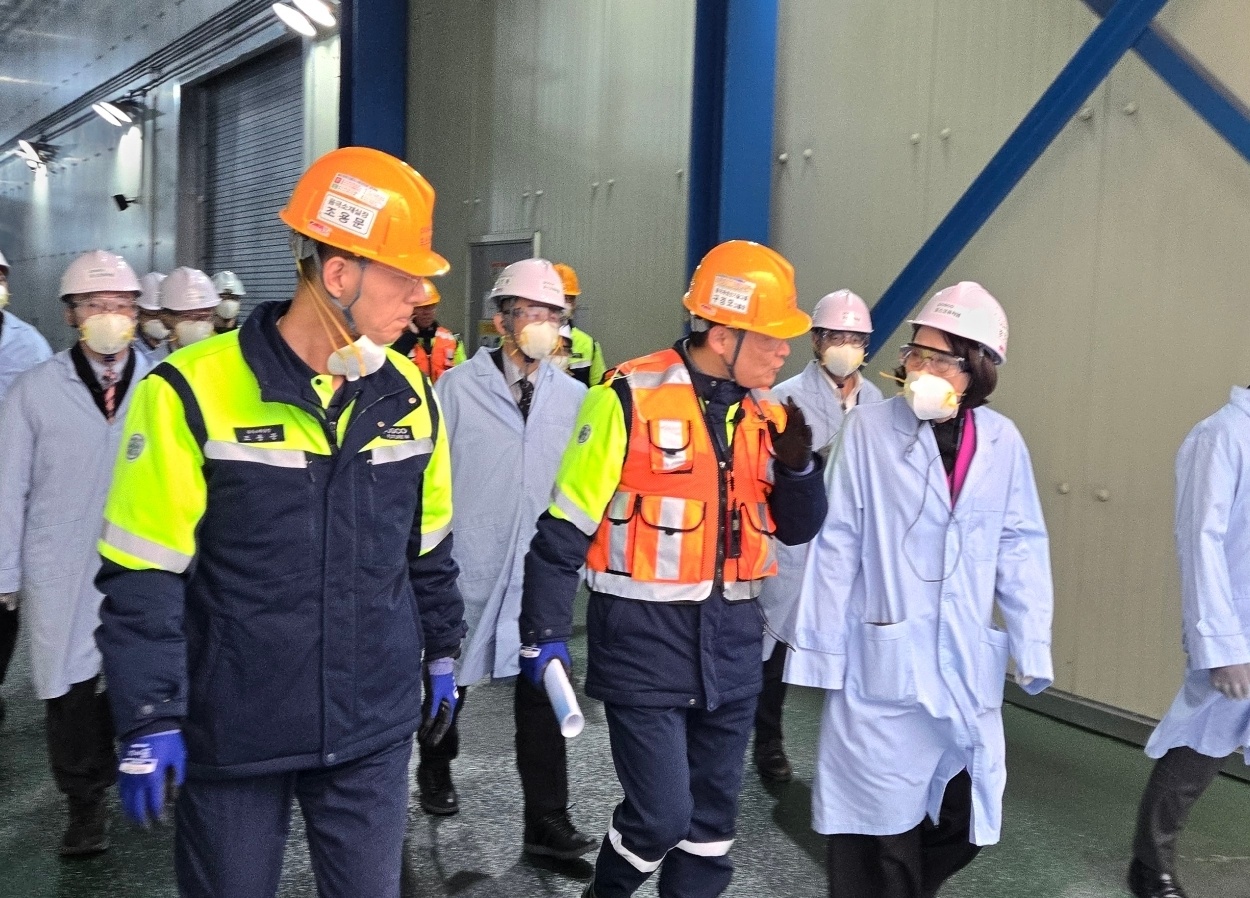 강인선 외교부 2차관이 18일 포스코퓨처엠 세종 음극재 공장을 찾았다. 강인선 차관(사진 왼쪽)이 포스코퓨처엠 관계자로부터 이차전지 핵심소재인 음극재 제조 공정에 대한 설명을 듣고 있다.
