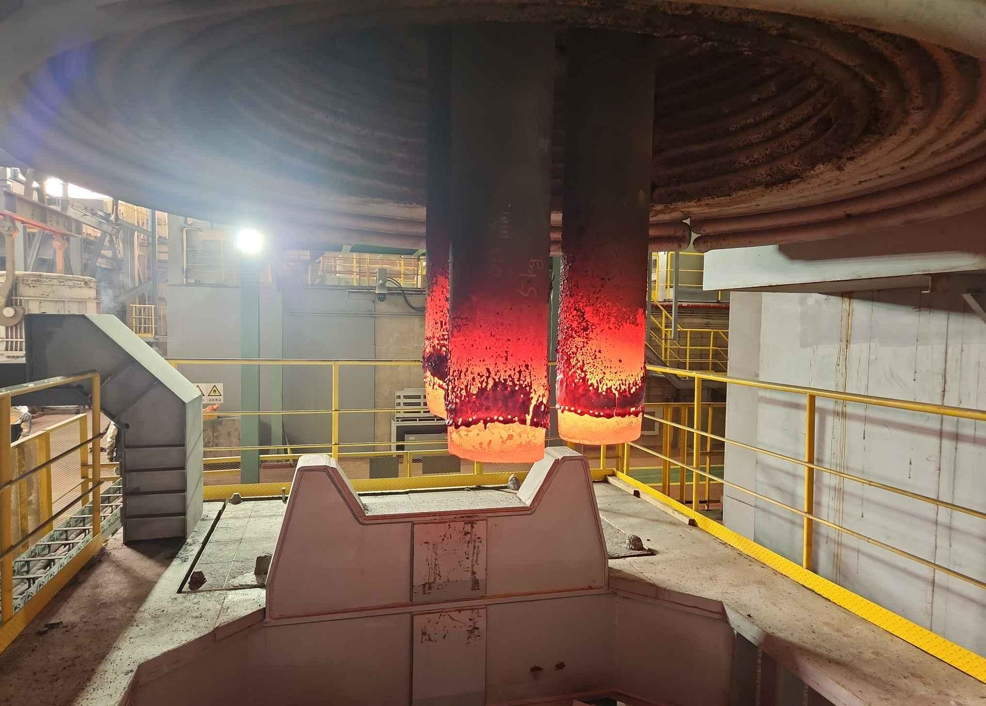 포스코퓨처엠이 제조기술을 국산화한 직경 300mm의 UHP(Ultra High Power)급 전극봉