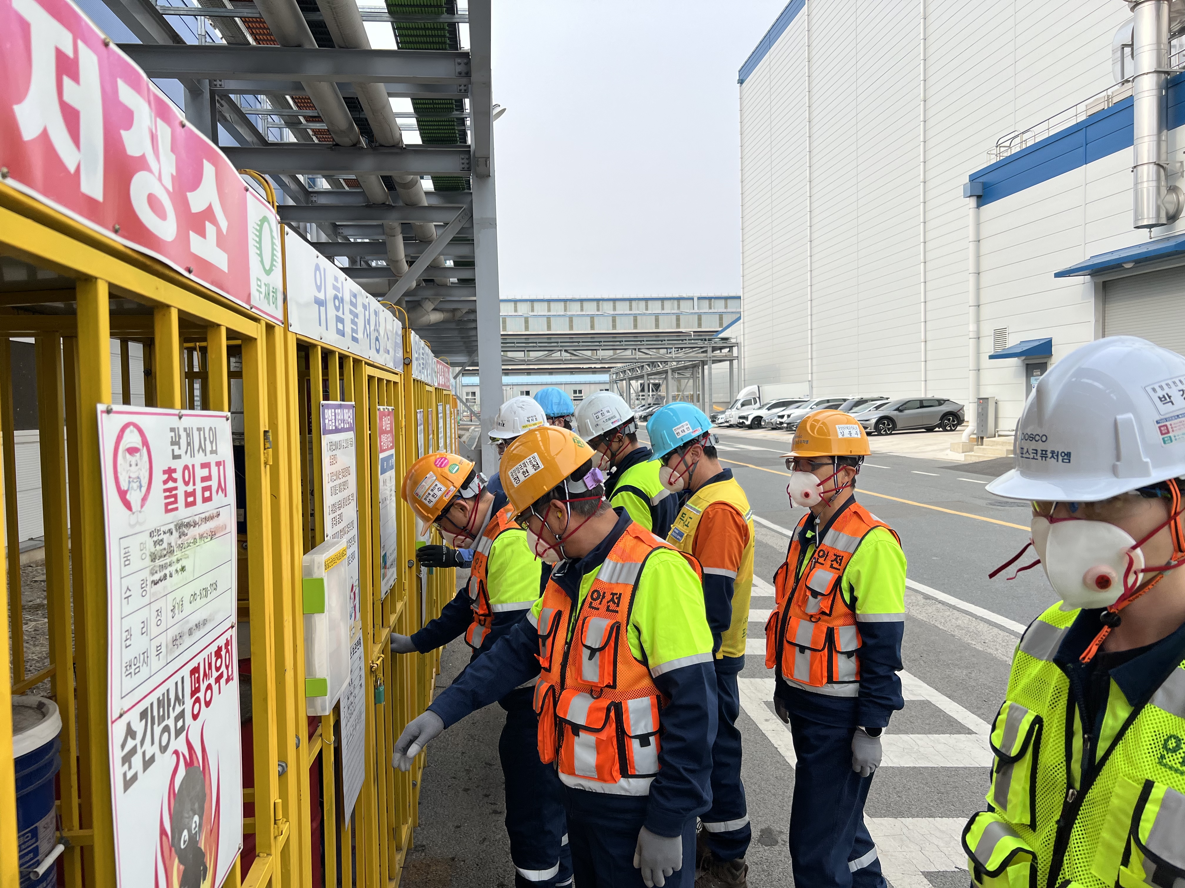 포스코퓨처엠 광양양극소재실이 지난 22일 광양 양극재공장에서 화재 발생 위험개소를 점검하고 있다.