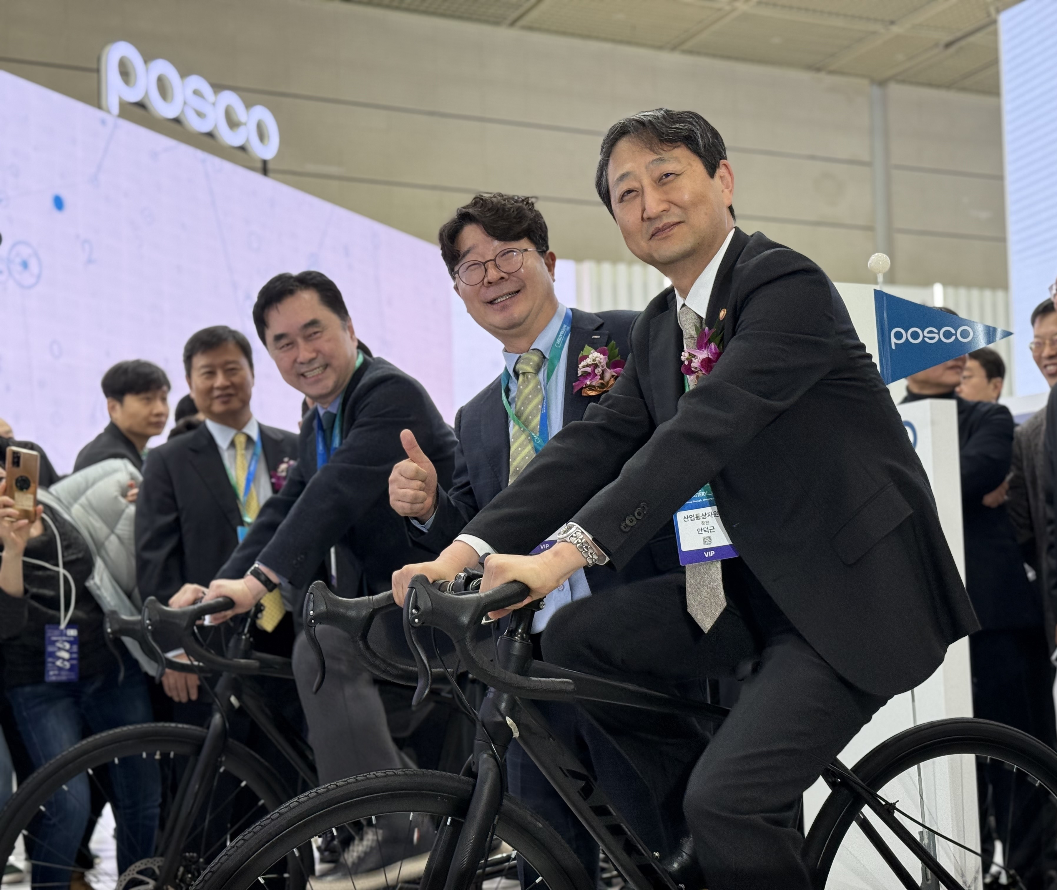 (사진 오른쪽부터)산업통상자원부 안덕근 장관, 포스코퓨처엠 엄기천 사장, 김종민 국회의원이 인터배터리2025 포스코퓨처엠 부스에서 자전거 발전기 페달을 밟아 전기를 생산하고, 생성된 전기량을 환산 적립해 기부하는 이벤트를 체험하고 있다.