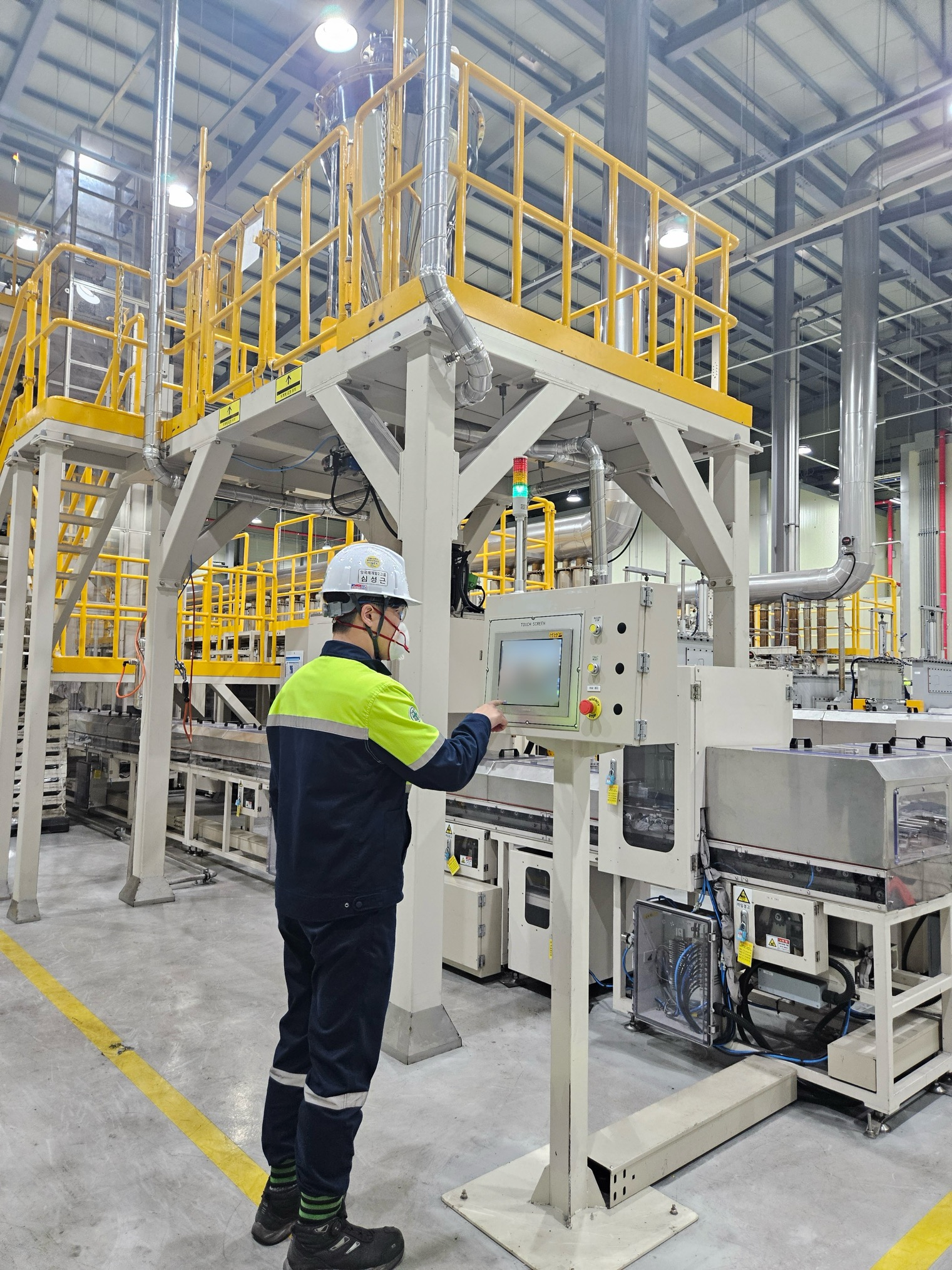 포스코퓨처엠이 세종 기술연구소 파일럿 플랜트에서 LMR 양극재 제품 생산을 테스트하고 있다.