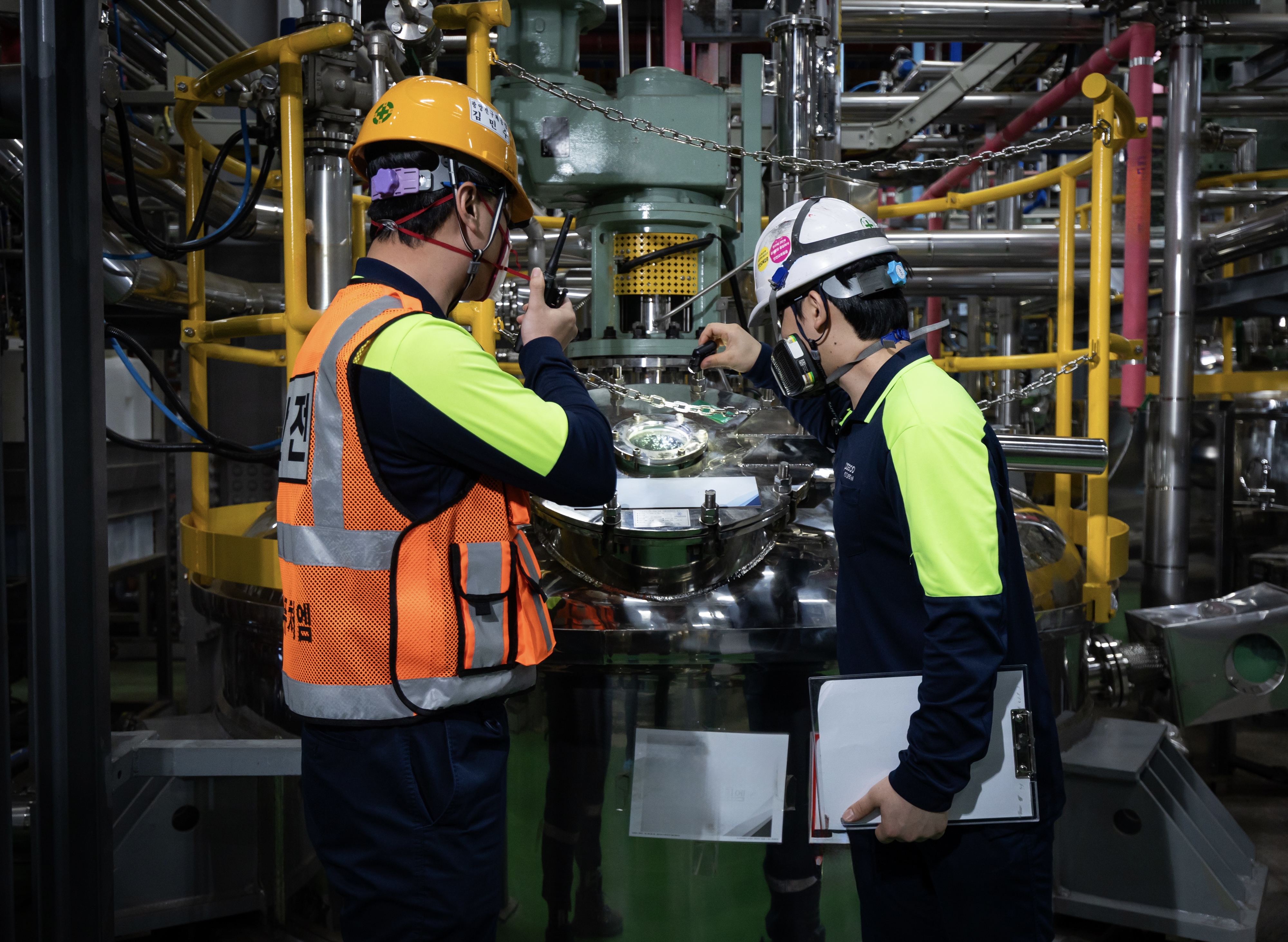 포스코퓨처엠이 10일 연산 4만 5천톤 규모의 광양 전구체 공장을 준공했다. 광양 전구체 공장에서 직원들이 제조 공정을 확인하고 있다.