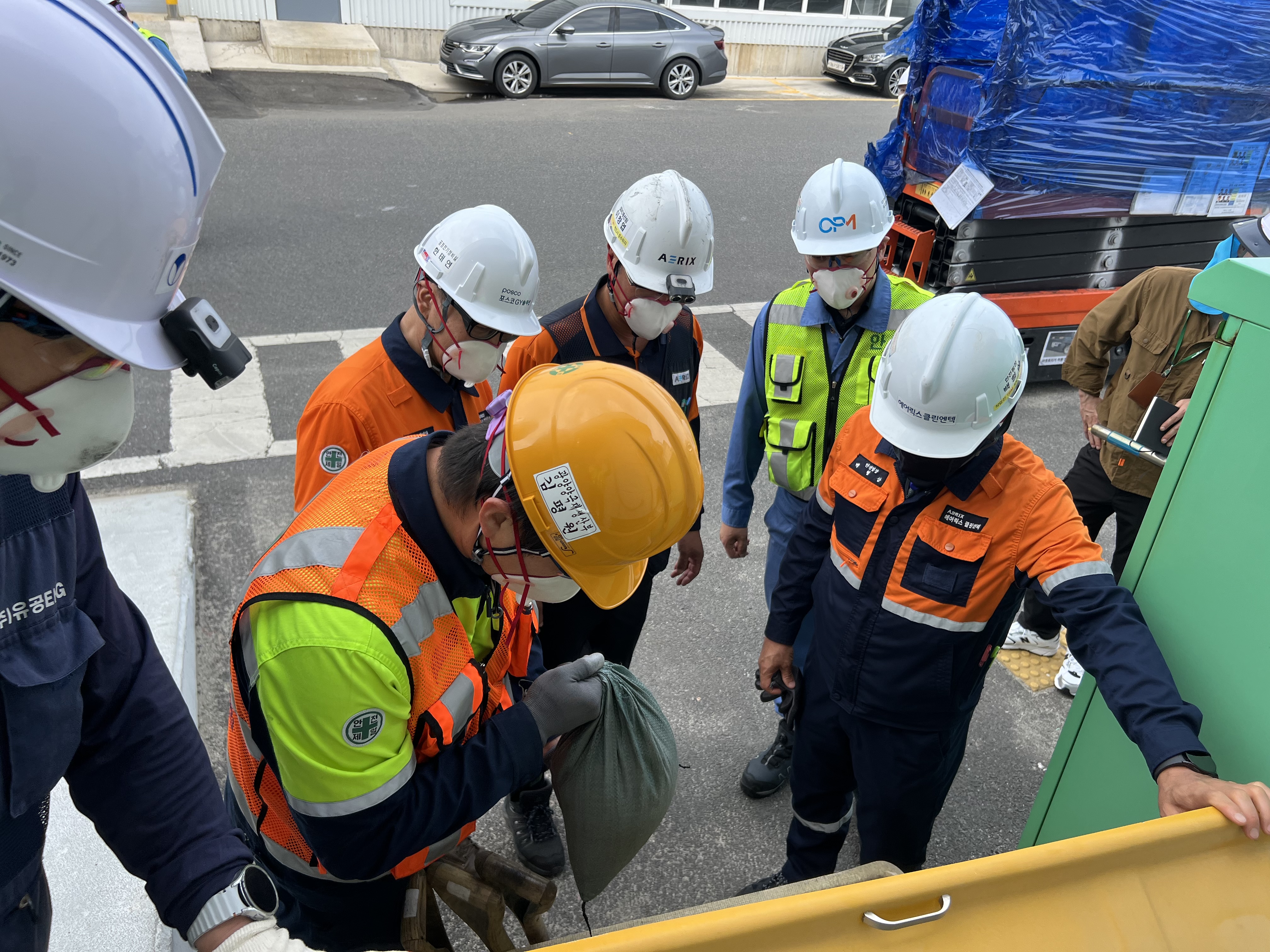포스코퓨처엠 광양양극소재실이 17일 공급사와 함께 광양 양극재공장 내 수방자재 및 장비 상태를 점검하고 있다.