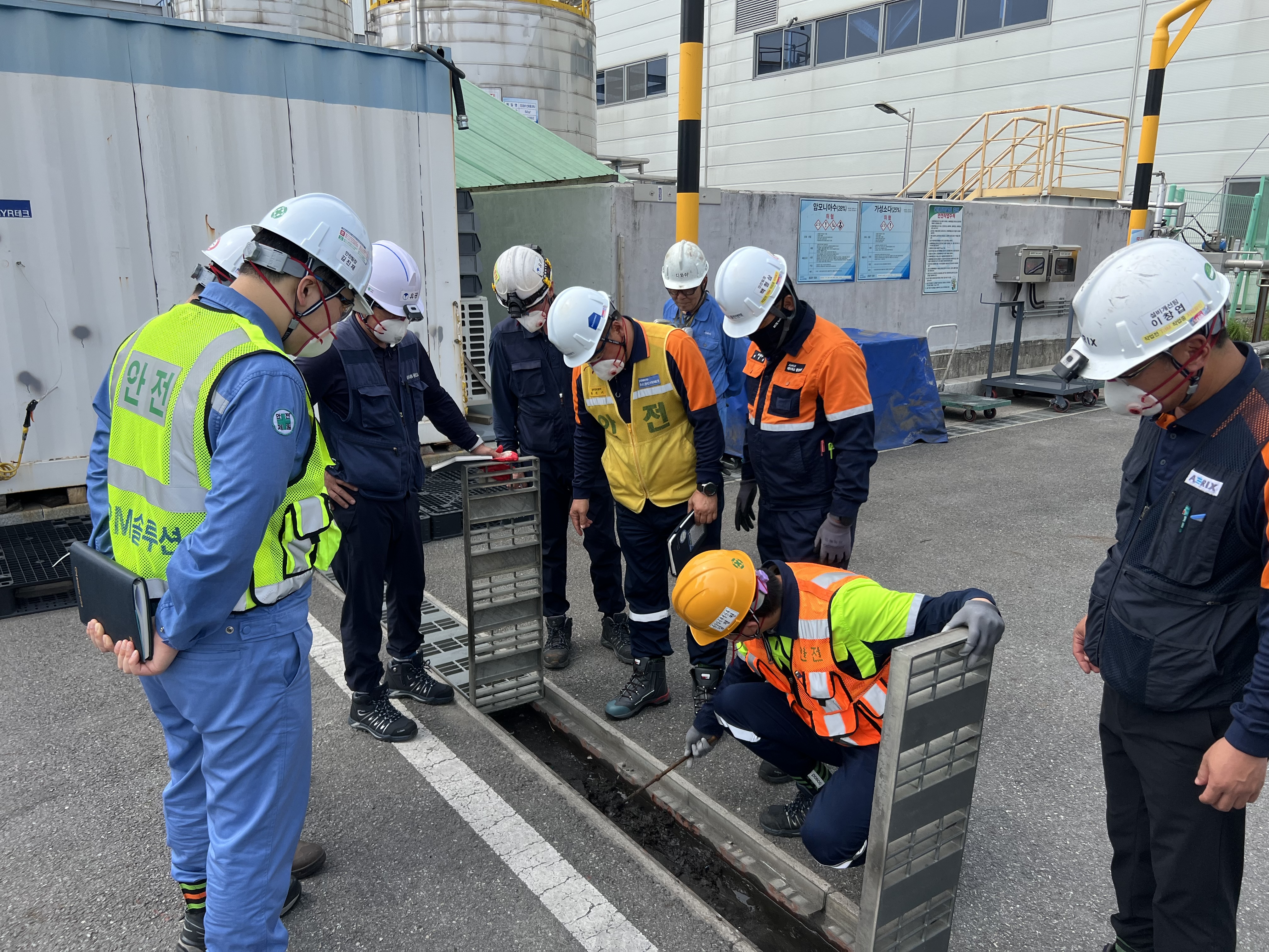 포스코퓨처엠 광양양극소재실이 17일 공급사와 함께 광양 양극재공장 내 우수로 상태를 점검하고 있다.