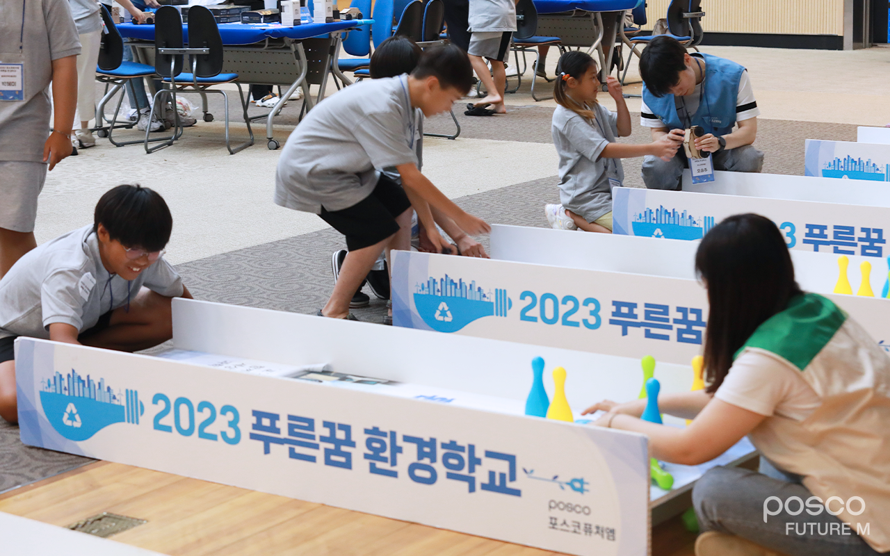 어린이들이 전기차 볼링을 즐기고 있는 모습