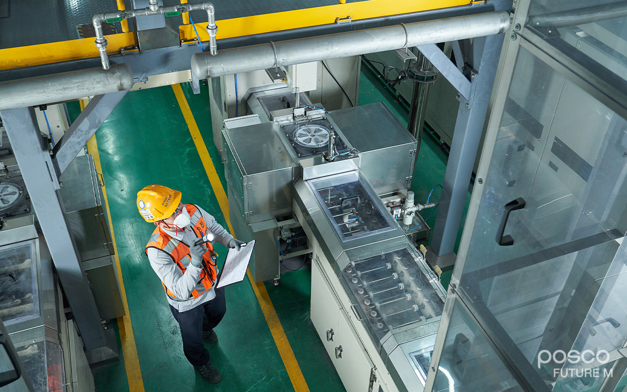 포스코퓨처엠 양극재 광양 공장에서 작업자가 안점점검을 하고 있는 모습