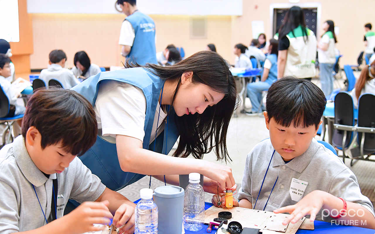 어린이들이 일일멘토의 도움을 받아 전기차를 제작하는 모습