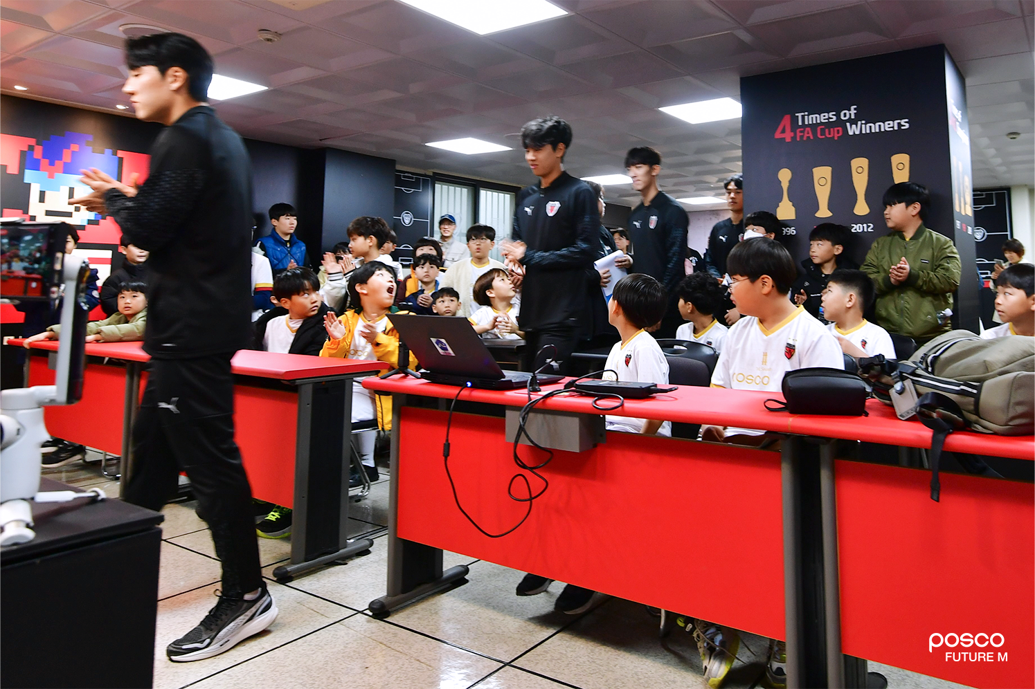 포항스틸야드 미디어룸에 포항스틸러스 선수들이 깜짝 등장하고 있다