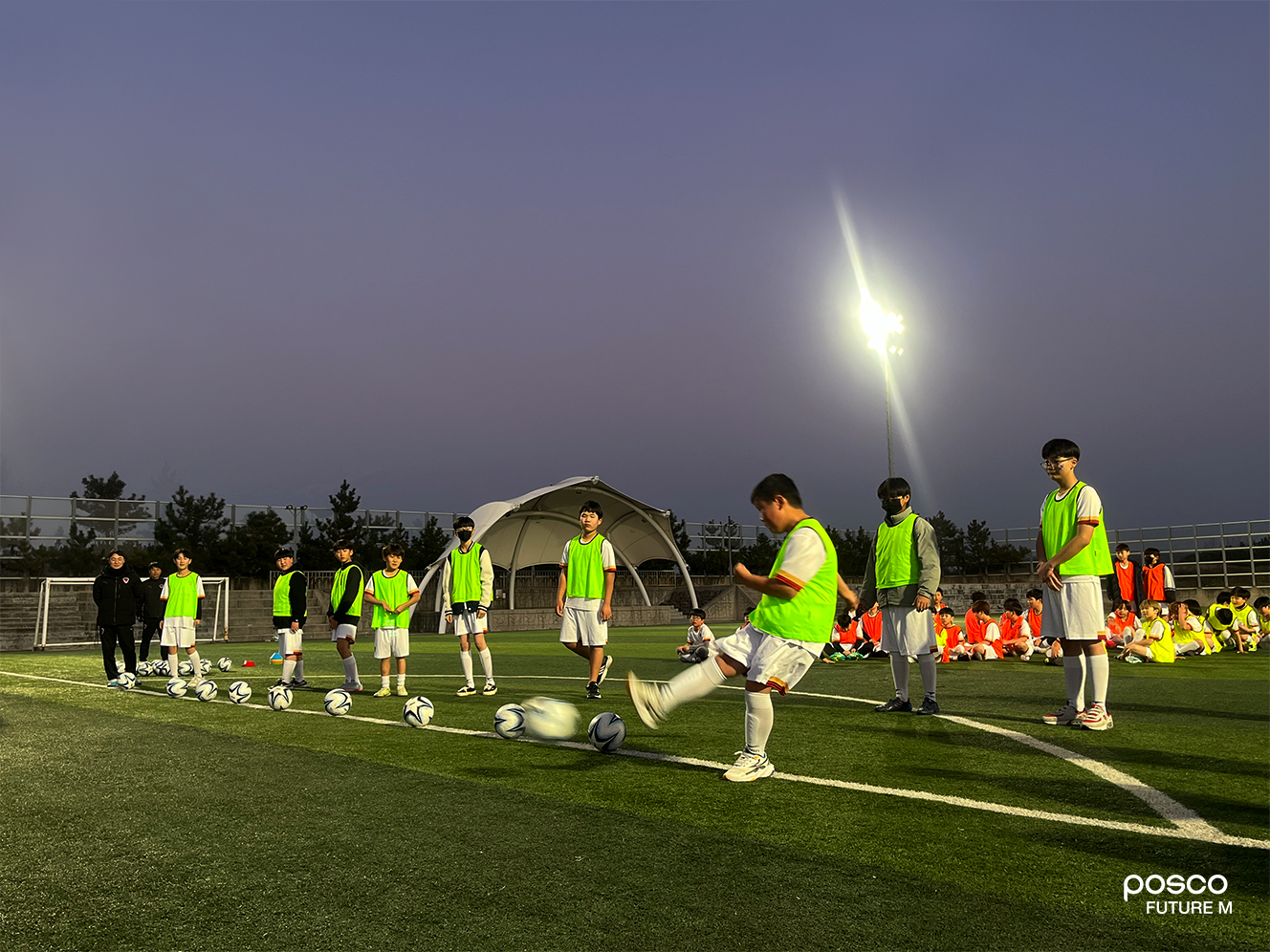 지난해 12월 포항 청림운동장에서 포스코퓨처엠 어린이 축구교실 수업을 진행중인 모습