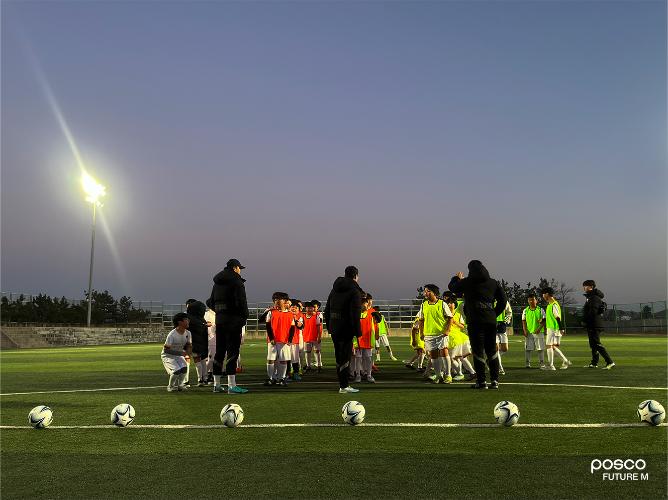 지난해 12월 포항 청림운동장에서 포스코퓨처엠 어린이 축구교실 수업을 진행중인 모습
