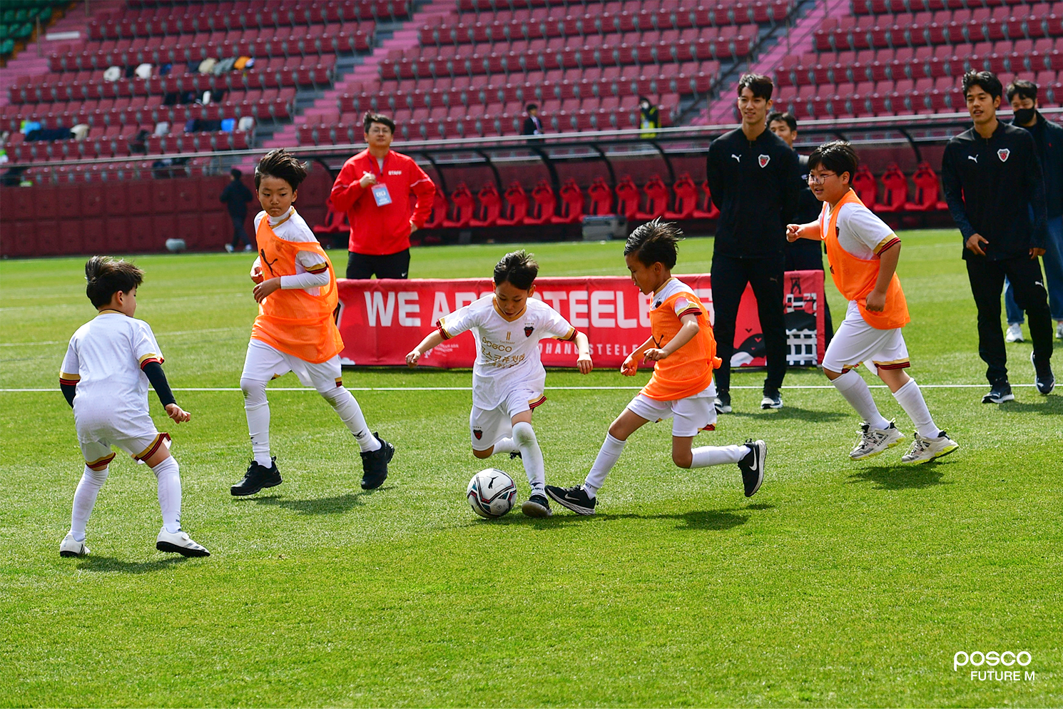 포스코퓨처엠 축구교실 참여 어린이들이 미니게임을 펼치고 있다.