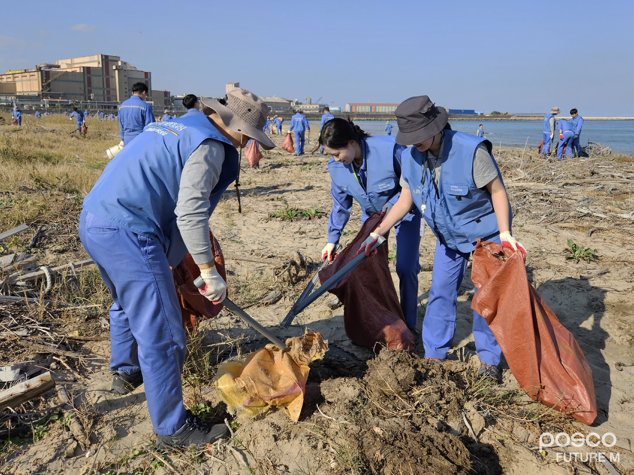 포스코퓨처엠 임직원들이 지난 10월 반려해변인 청림해변의 해양쓰기레 수거활동을 진행했다