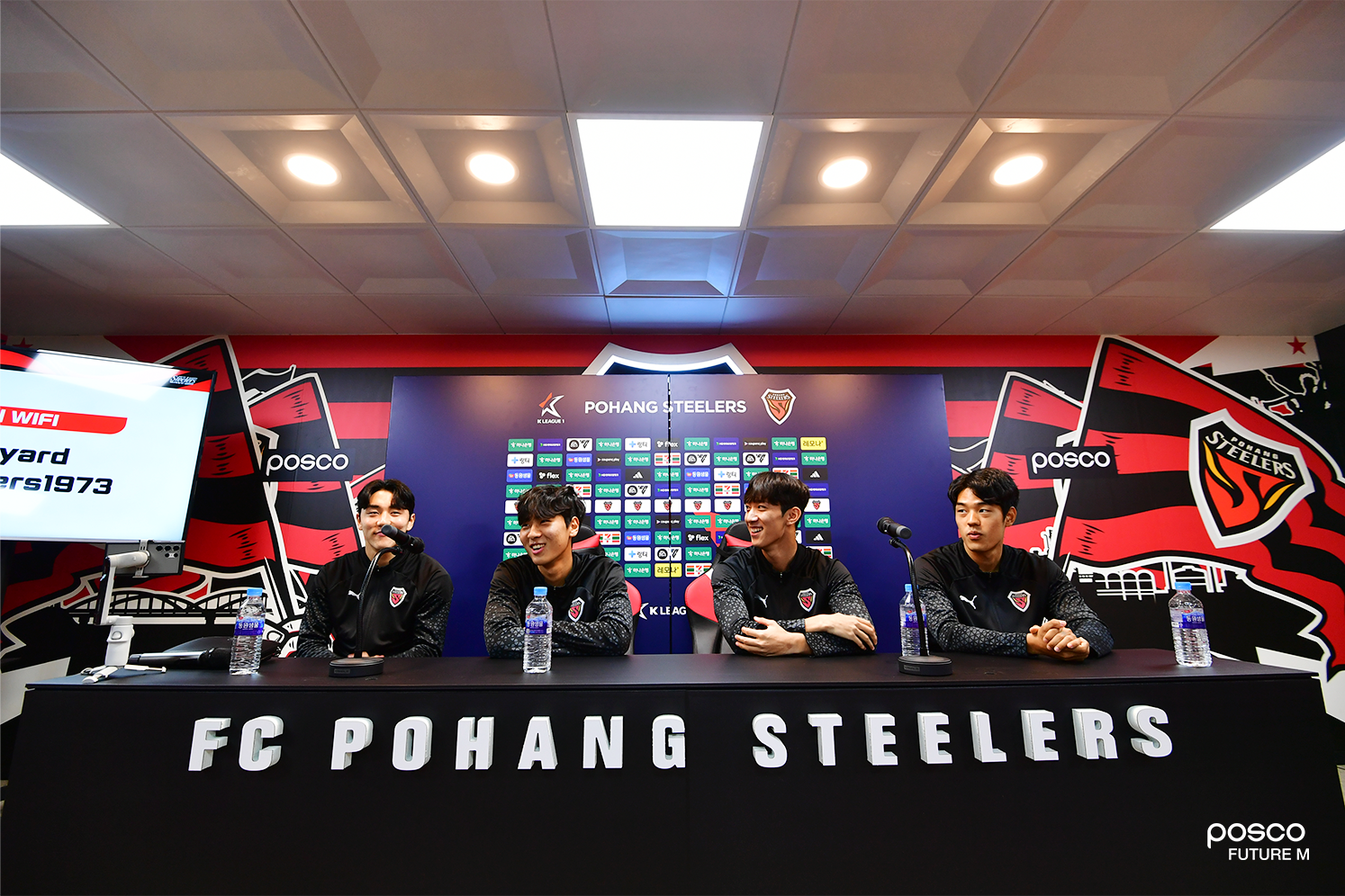 포항스틸야드 미디어룸에서 포항스틸러스 선수들이 포스코퓨처엠 어린이 축구교실 참여 어린이들의 질문에 답변하고 있는 모습 (사진 왼쪽부터) 포항스틸러스 윤재운, 김준호, 강현제, 윤석주 선수