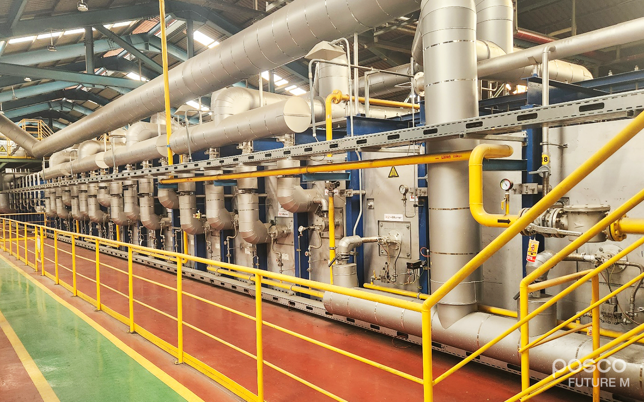 포스코퓨처엠은 소성 내화물 공장에 에너지효율이 높은 건조&middot;소성 일체형로를 설치해 연간 1300톤의 탄소배출량을 절감했다