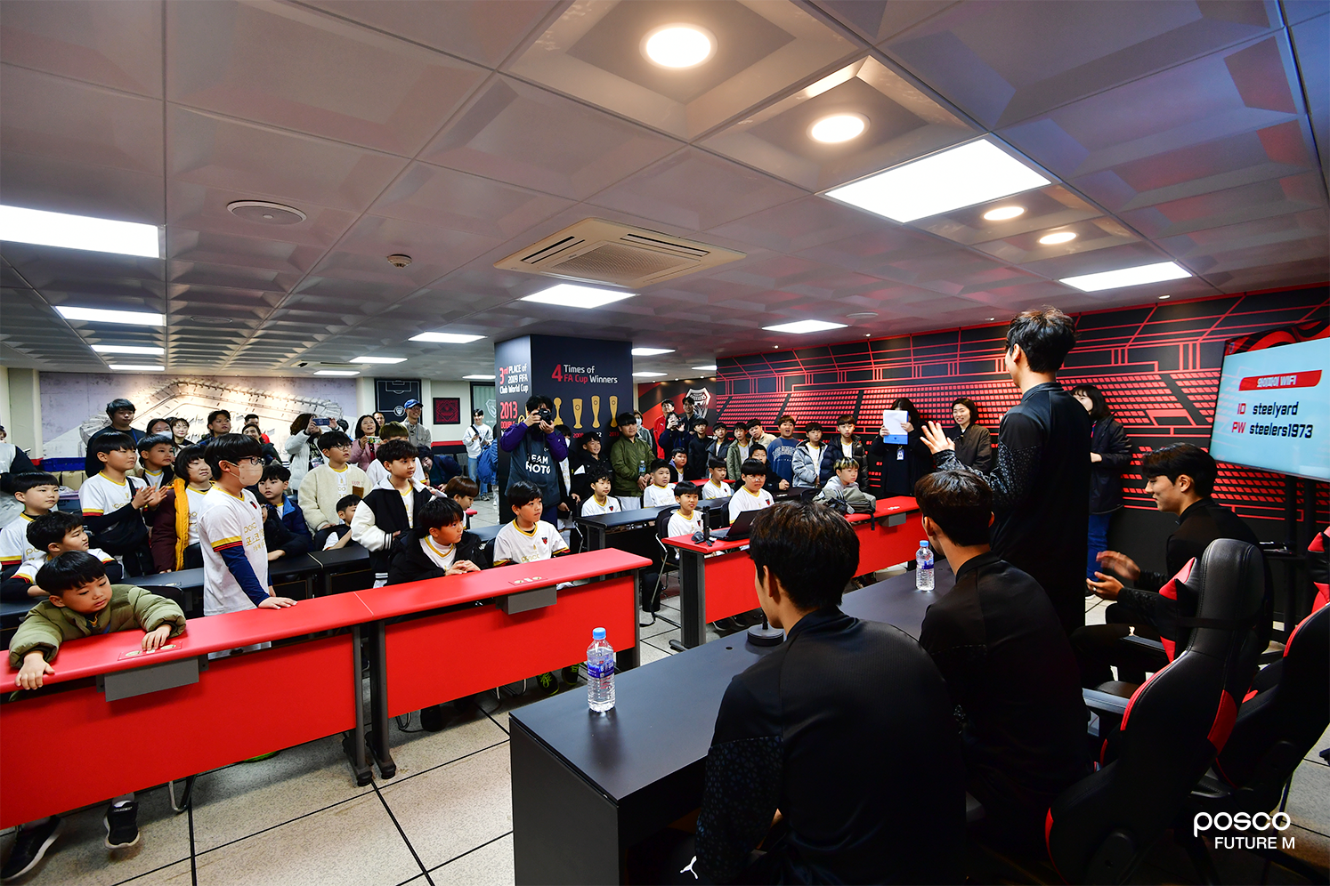 포항스틸야드 미디어룸에서 포항스틸러스 선수들이 포스코퓨처엠 어린이 축구교실 참여 어린이들의 질문에 답변하고 있는 모습