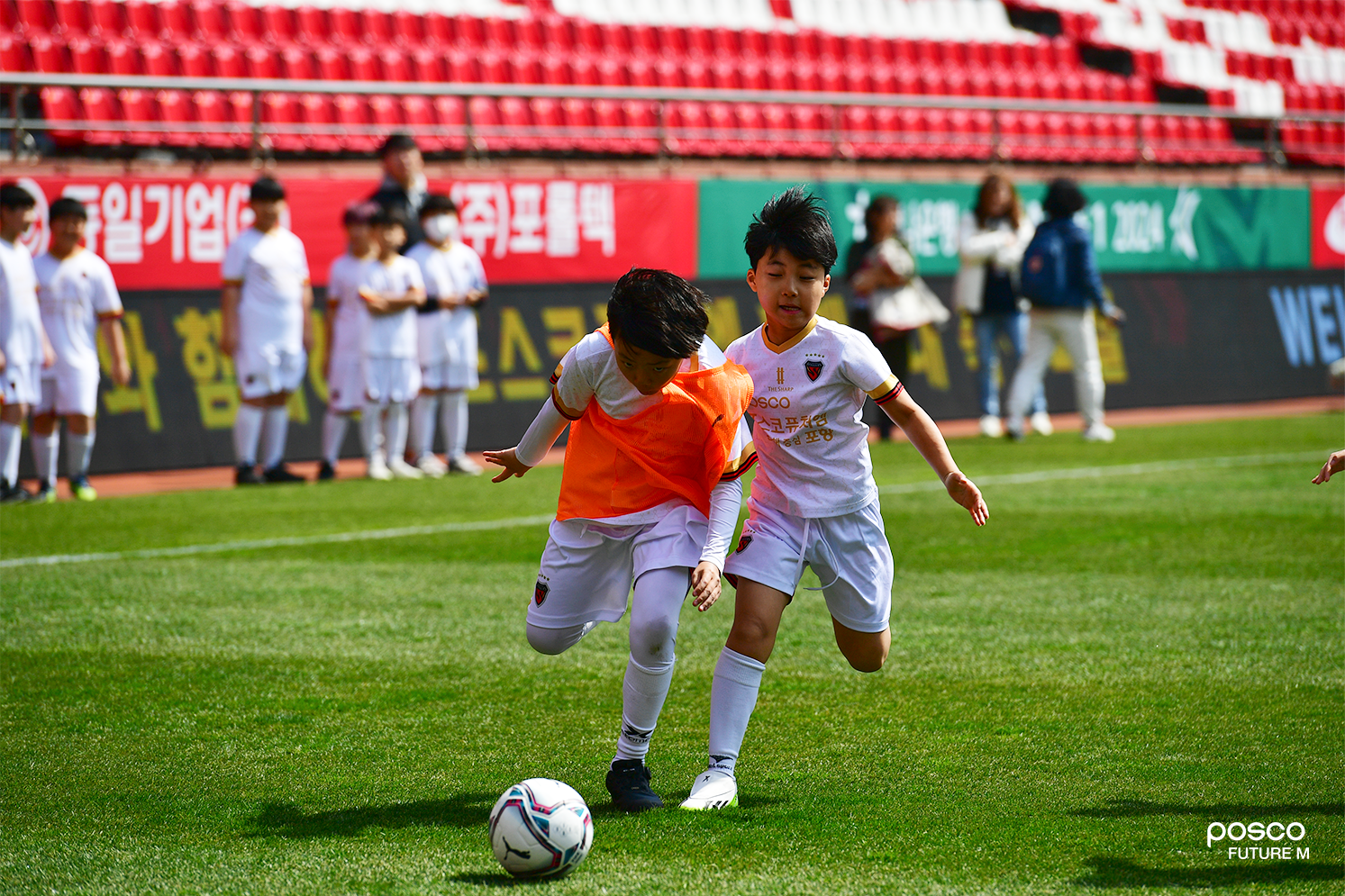 포스코퓨처엠 축구교실 참여 어린이들이 미니게임을 펼치고 있다.