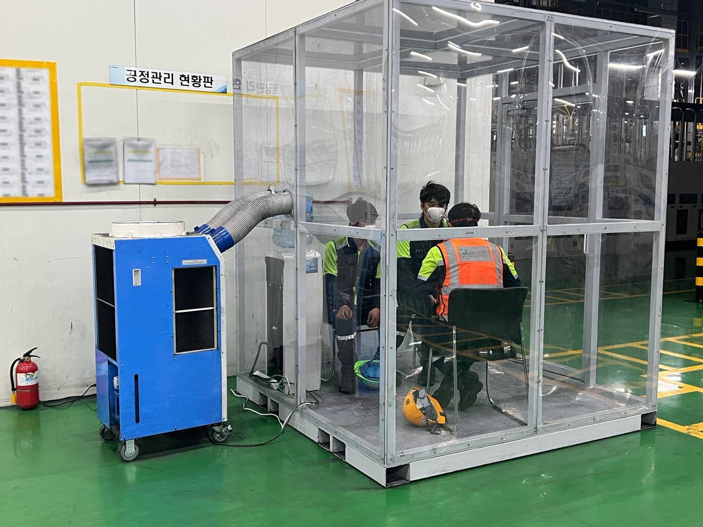 포스코퓨처엠 포항 양극재공장 직원들이 10일 냉방장치를 갖춘 부스형 휴게시설에서 휴식을 취하고 있다.