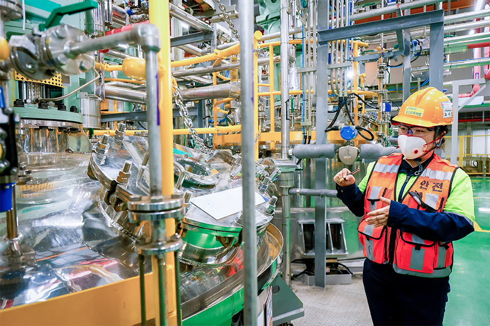 광양 전구체 공장에서 생산 설비를 소개하고 있는 노수진 공장장 모습.