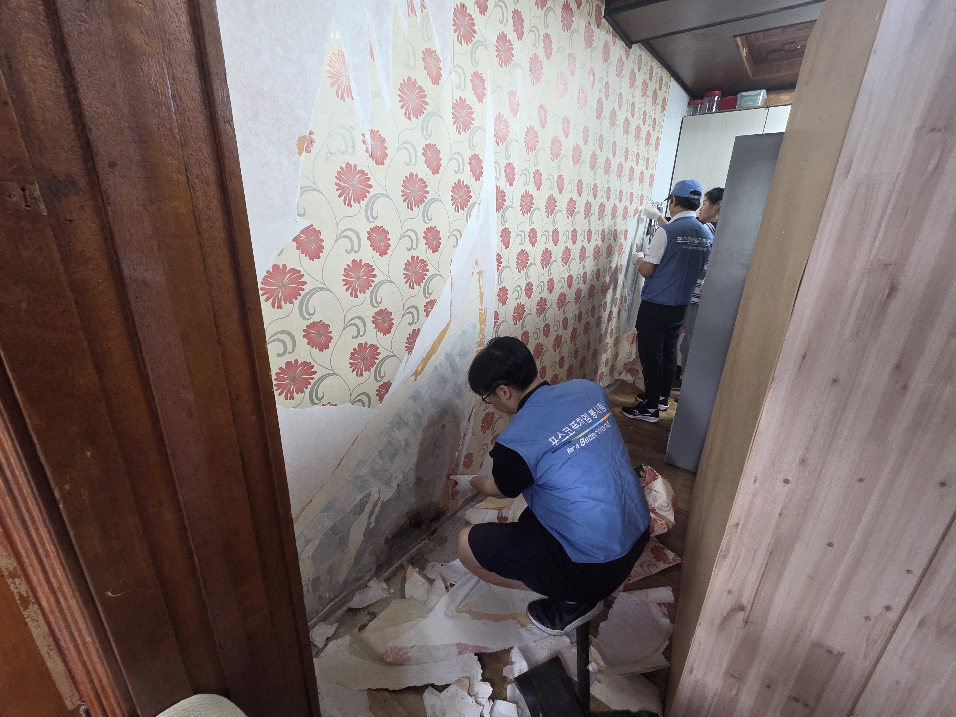 포스코퓨처엠 직원들이 지난 6일 광양시 독거노인 가정의 주거환경 개선 활동을 펼치고 있다.